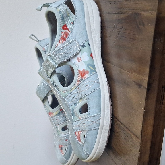 Earth Origins Effie Dust Green Floral Hook Loop Suede Fisherman ComfortShoes Sz8 - Picture 3 of 10